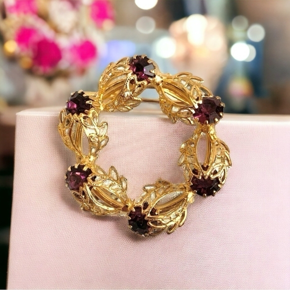 Vintage Brooch Gold Tone Wreath Purple Crystal Brooch Amethyst Pin Brooch Jewelr - Picture 2 of 4